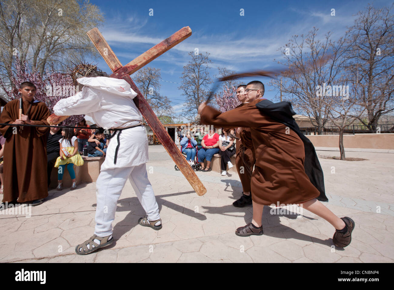 Ri-enactement della Passione di Cristo durante la festa di Pasqua presso il Santuario di Chimayo, Nuovo Messico. Foto Stock