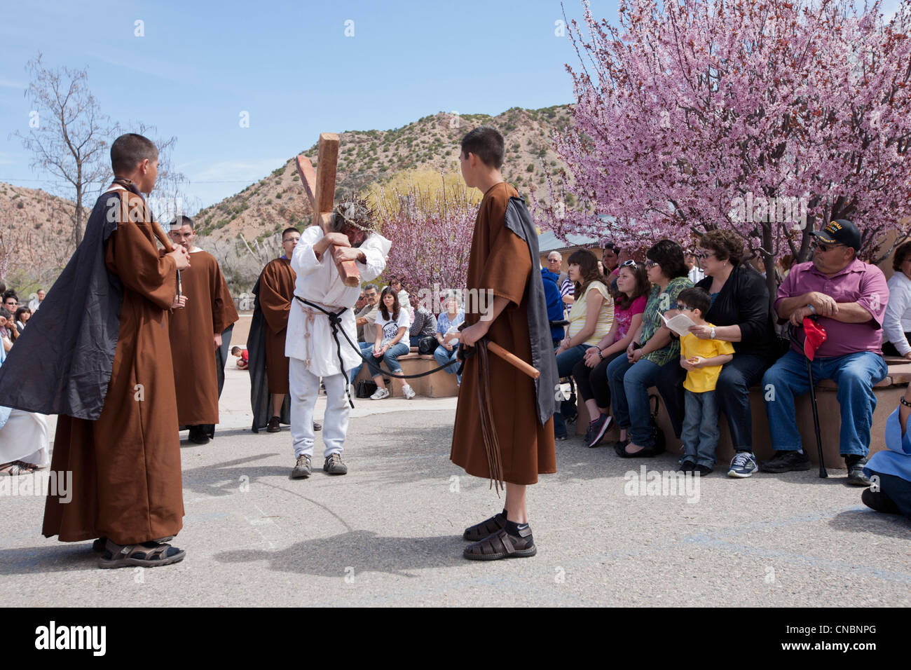 Ri-enactement della Passione di Cristo durante la festa di Pasqua presso il Santuario di Chimayo, Nuovo Messico. Foto Stock
