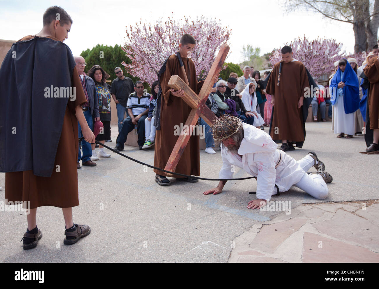 Ri-enactement della Passione di Cristo durante la festa di Pasqua presso il Santuario di Chimayo, Nuovo Messico. Foto Stock