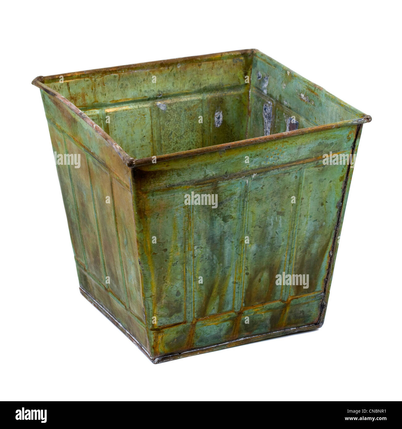 Contenitore in metallo (piantatrice) con una patina di grunge fine isolato su bianco Foto Stock