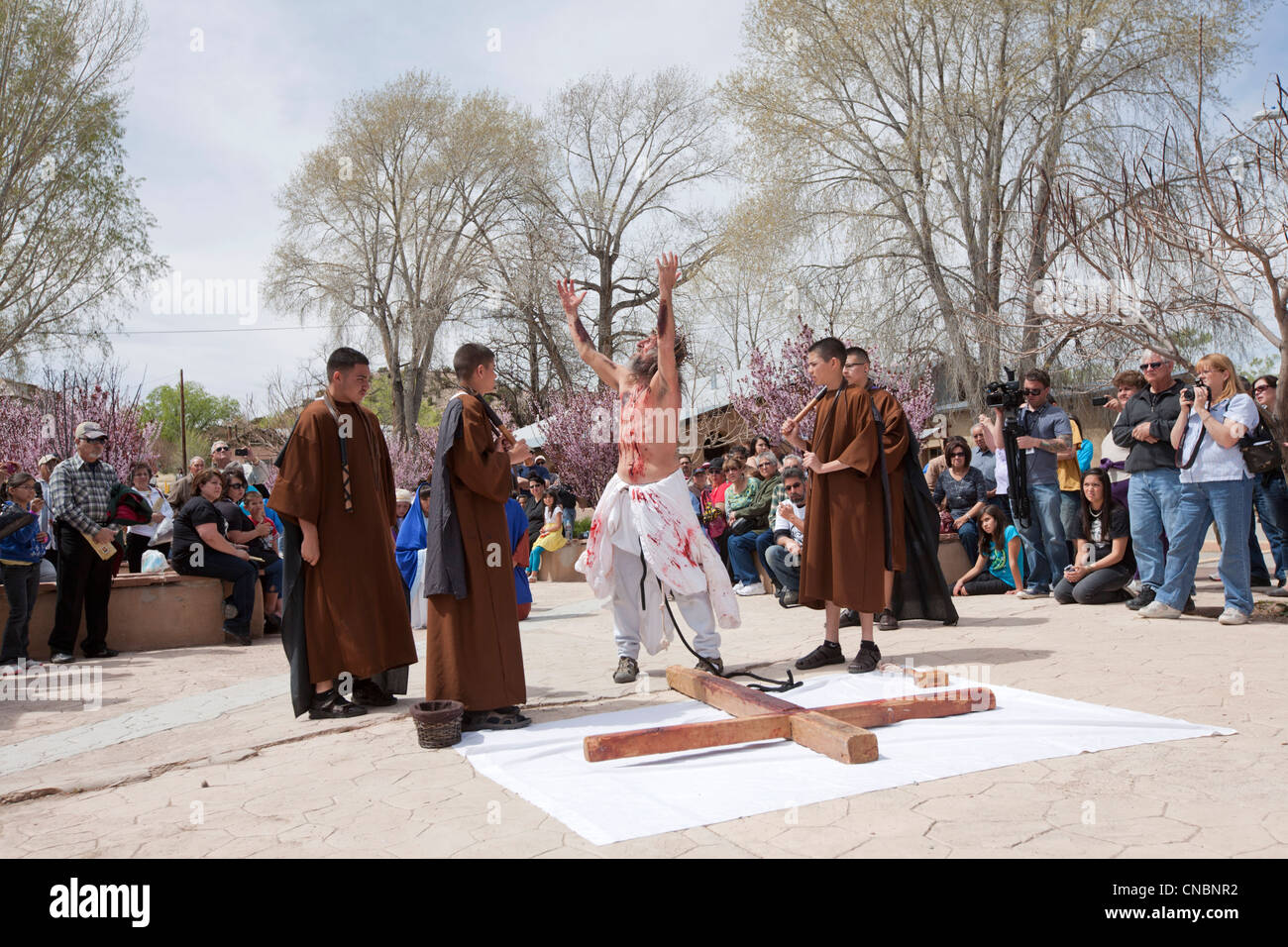 Ri-enactement della Passione di Cristo durante la festa di Pasqua presso il Santuario di Chimayo, Nuovo Messico. Foto Stock
