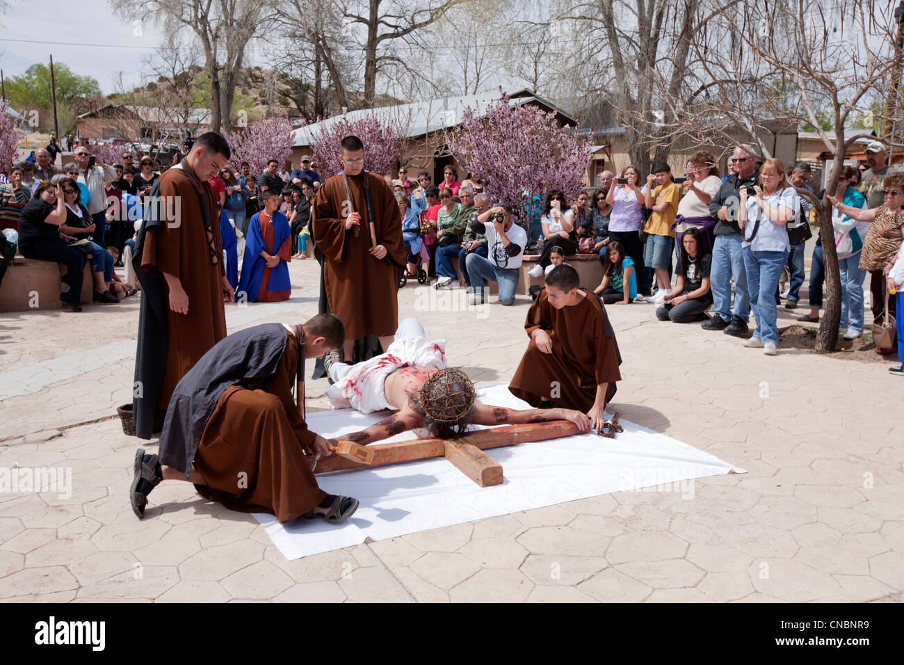 Ri-enactement della Passione di Cristo durante la festa di Pasqua presso il Santuario di Chimayo, Nuovo Messico. Foto Stock