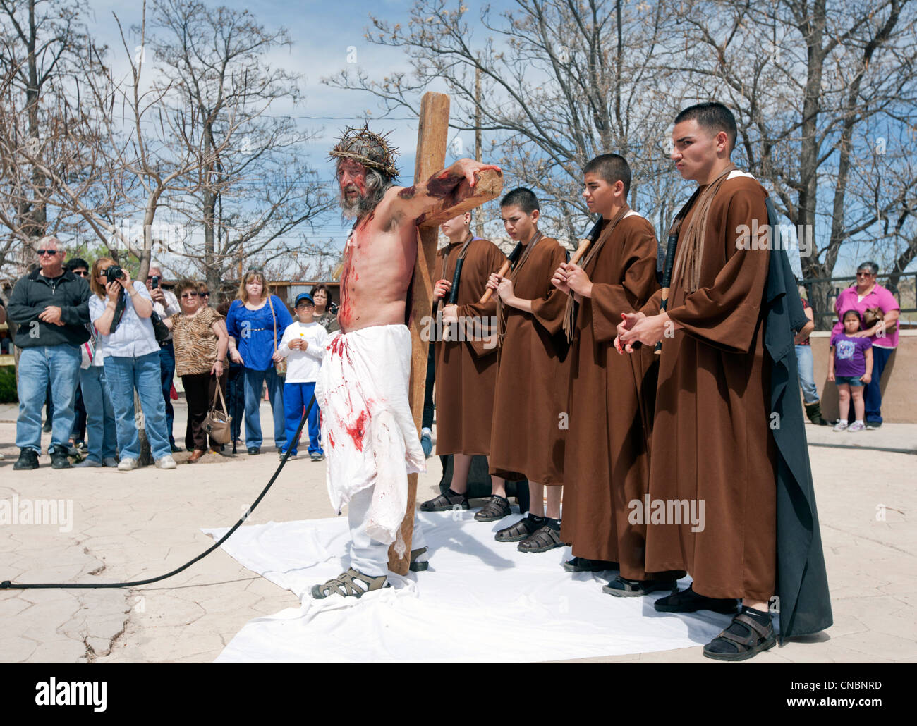 Ri-enactement della Passione di Cristo durante la festa di Pasqua presso il Santuario di Chimayo, Nuovo Messico. Foto Stock