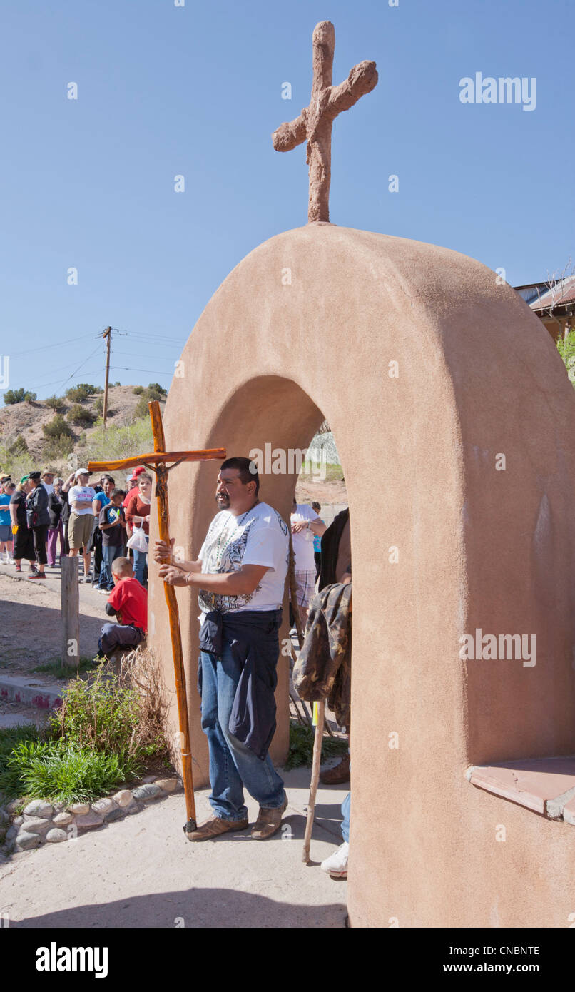 Pellegrini durante il pellegrinaggio annuale al Santuario di Chimayo, Nuovo Messico, tenutasi a Pasqua. Foto Stock