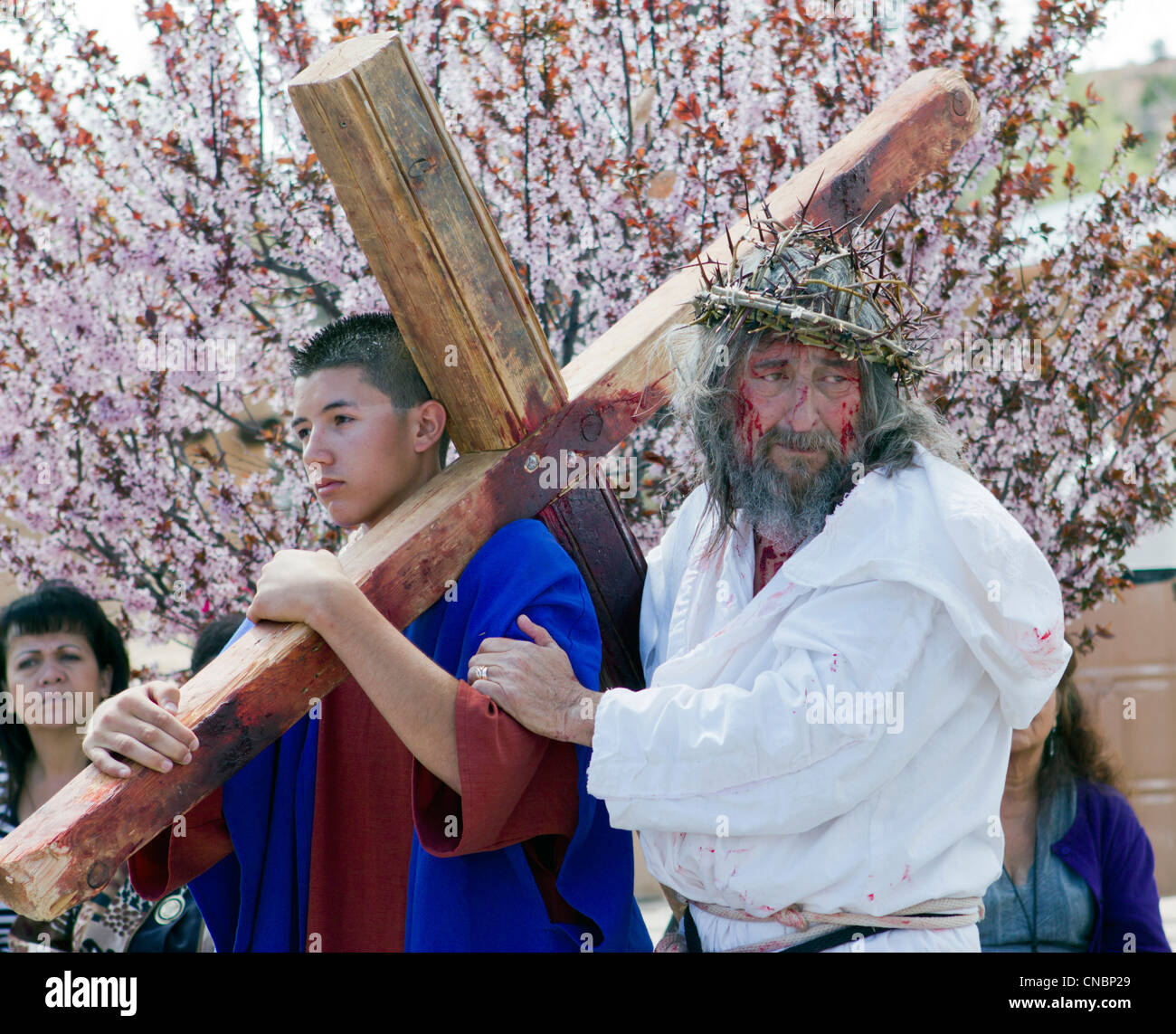 Ri-enactement della Passione di Cristo durante la festa di Pasqua presso il Santuario di Chimayo, Nuovo Messico. Foto Stock