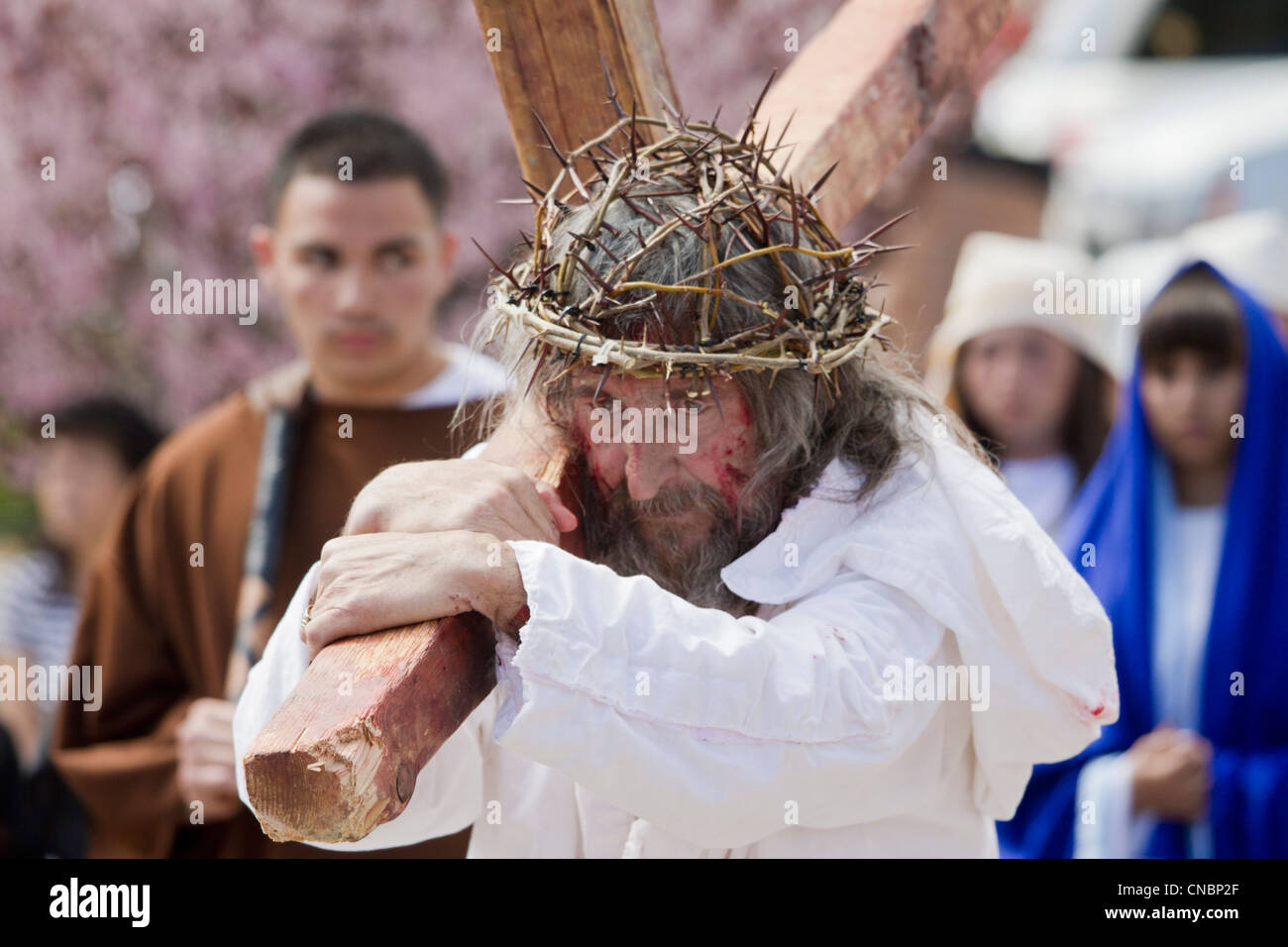Ri-enactement della Passione di Cristo durante la festa di Pasqua presso il Santuario di Chimayo, Nuovo Messico. Foto Stock