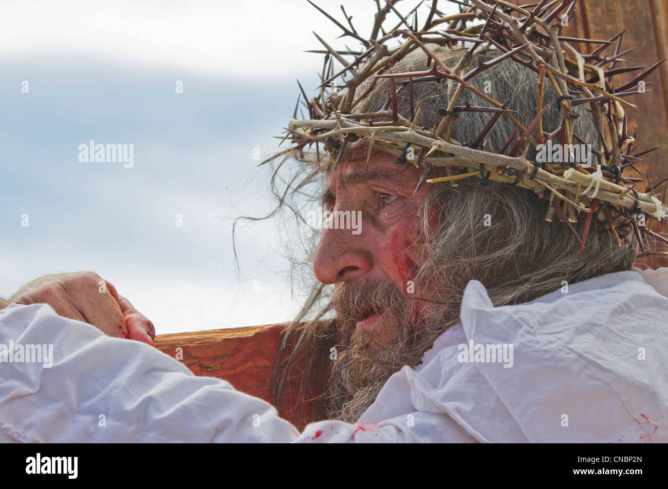 Ri-enactement della Passione di Cristo durante la festa di Pasqua presso il Santuario di Chimayo, Nuovo Messico. Foto Stock