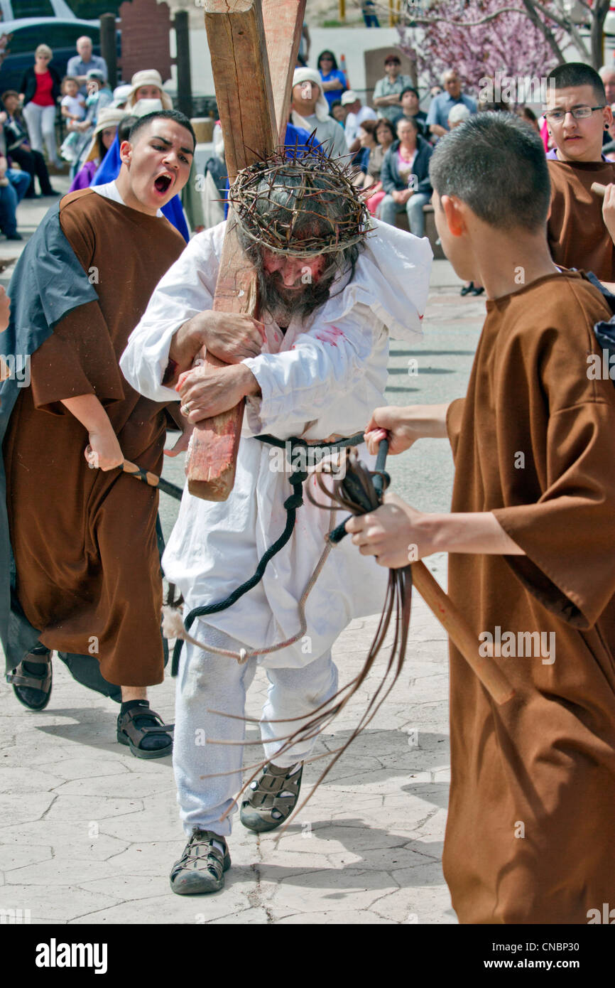 Ri-enactement della Passione di Cristo durante la festa di Pasqua presso il Santuario di Chimayo, Nuovo Messico. Foto Stock