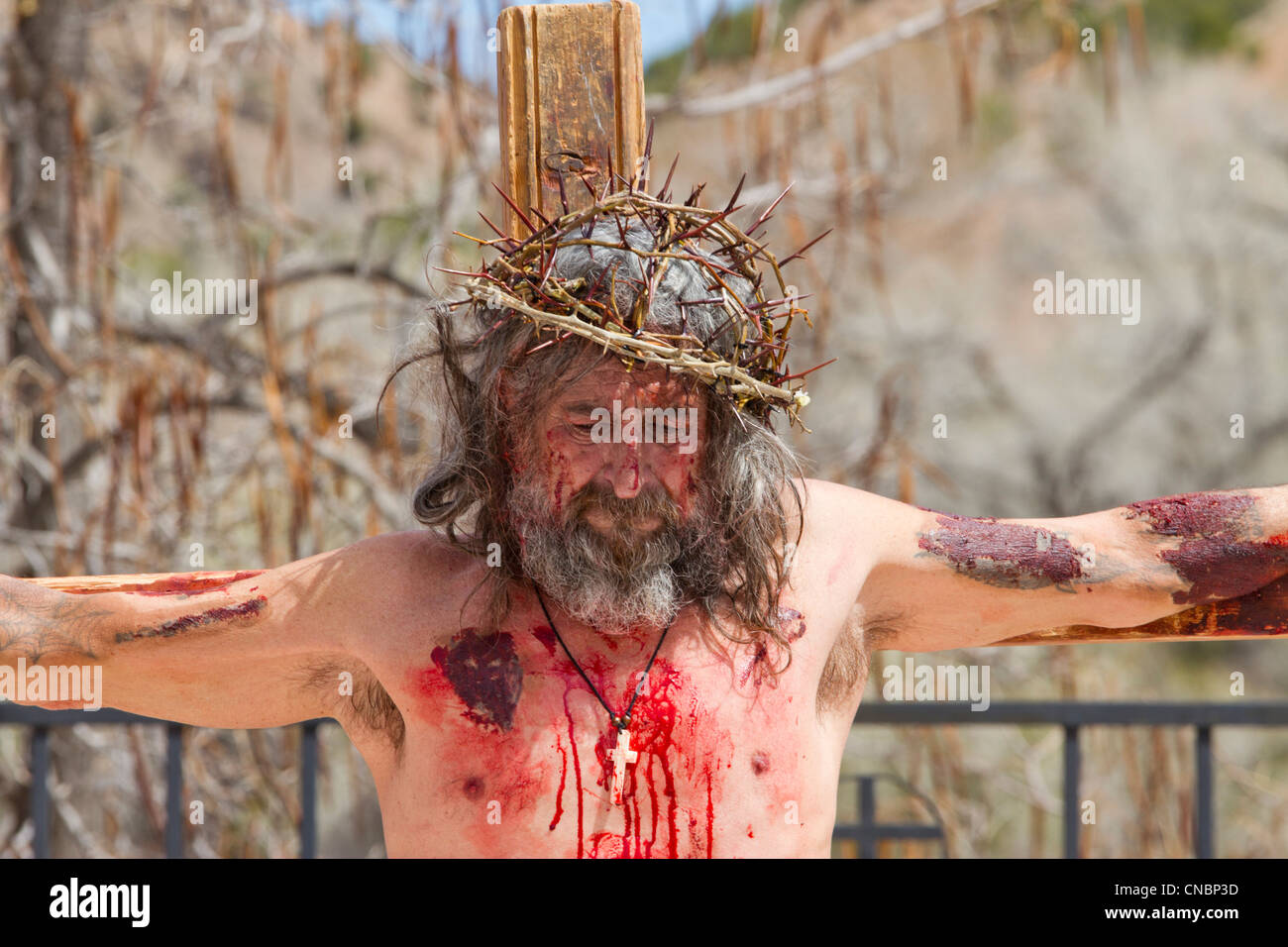 Ri-enactement della Passione di Cristo durante la festa di Pasqua presso il Santuario di Chimayo, Nuovo Messico. Foto Stock