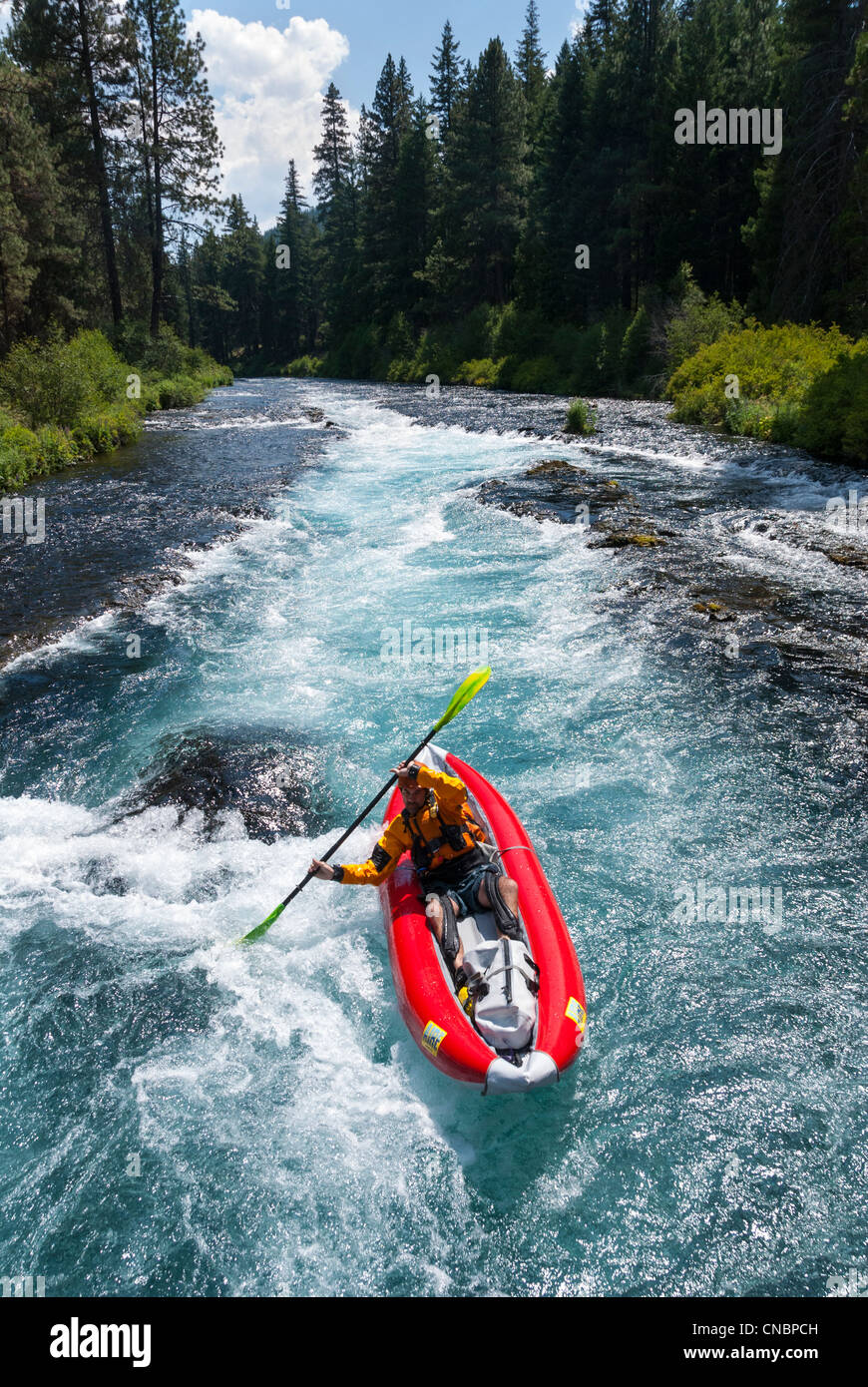 Pagaiando un kayak gonfiabili su Oregon Metolius del fiume. Foto Stock