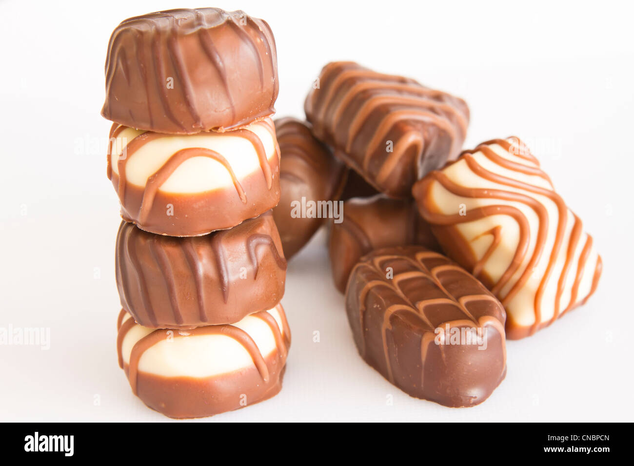 Scatola di cioccolatini assortiti isolati su sfondo bianco Foto Stock