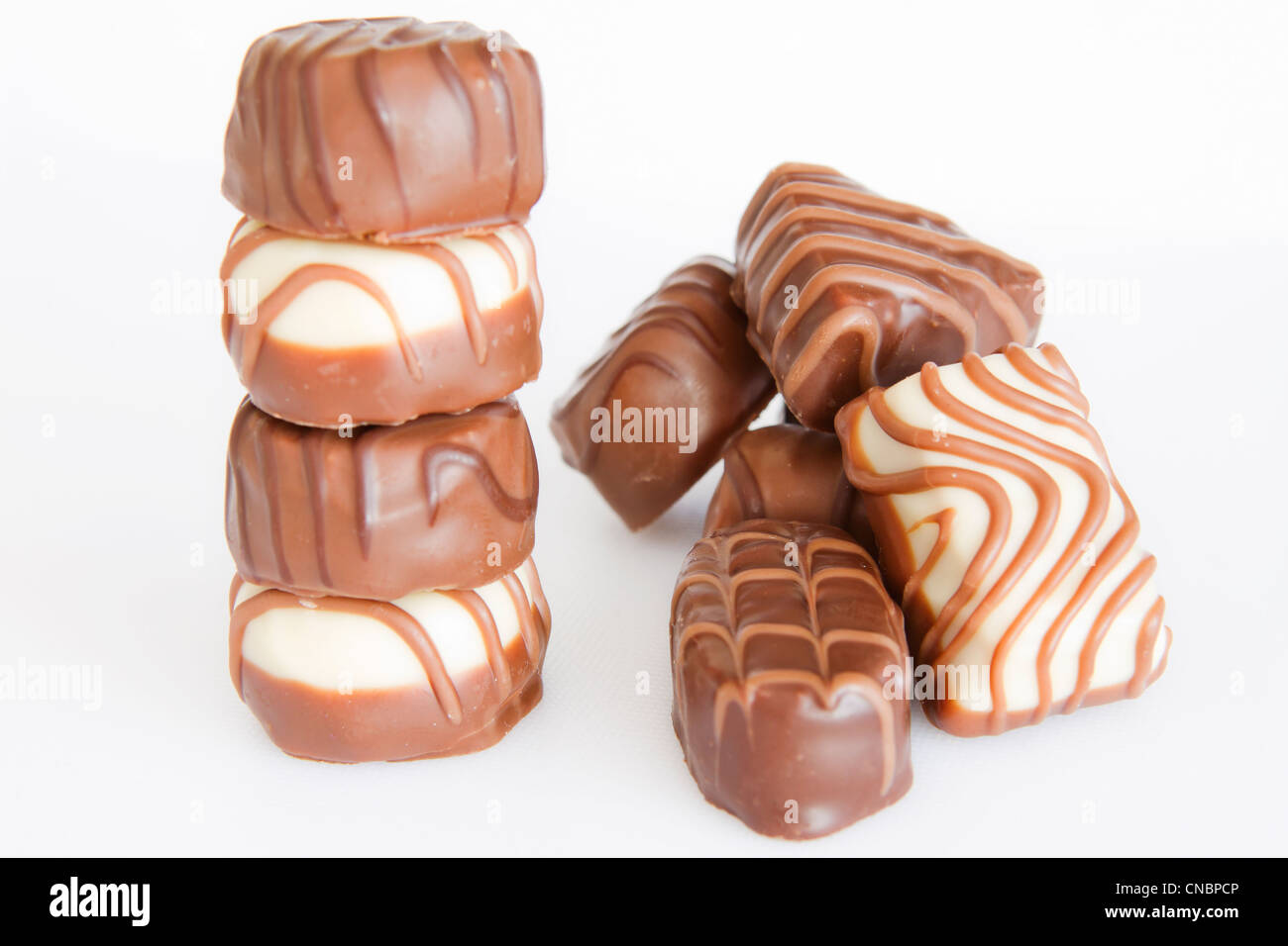Scatola di cioccolatini assortiti isolati su sfondo bianco Foto Stock
