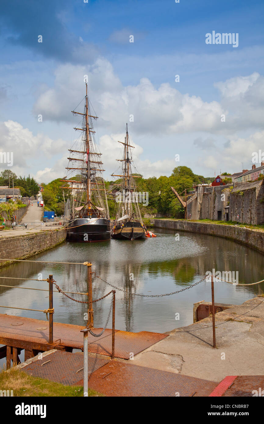 Due tall ships " Kaskelot' e 'Phoenix' ormeggiata nel porto di Charlestown in Cornovaglia, England, Regno Unito Foto Stock