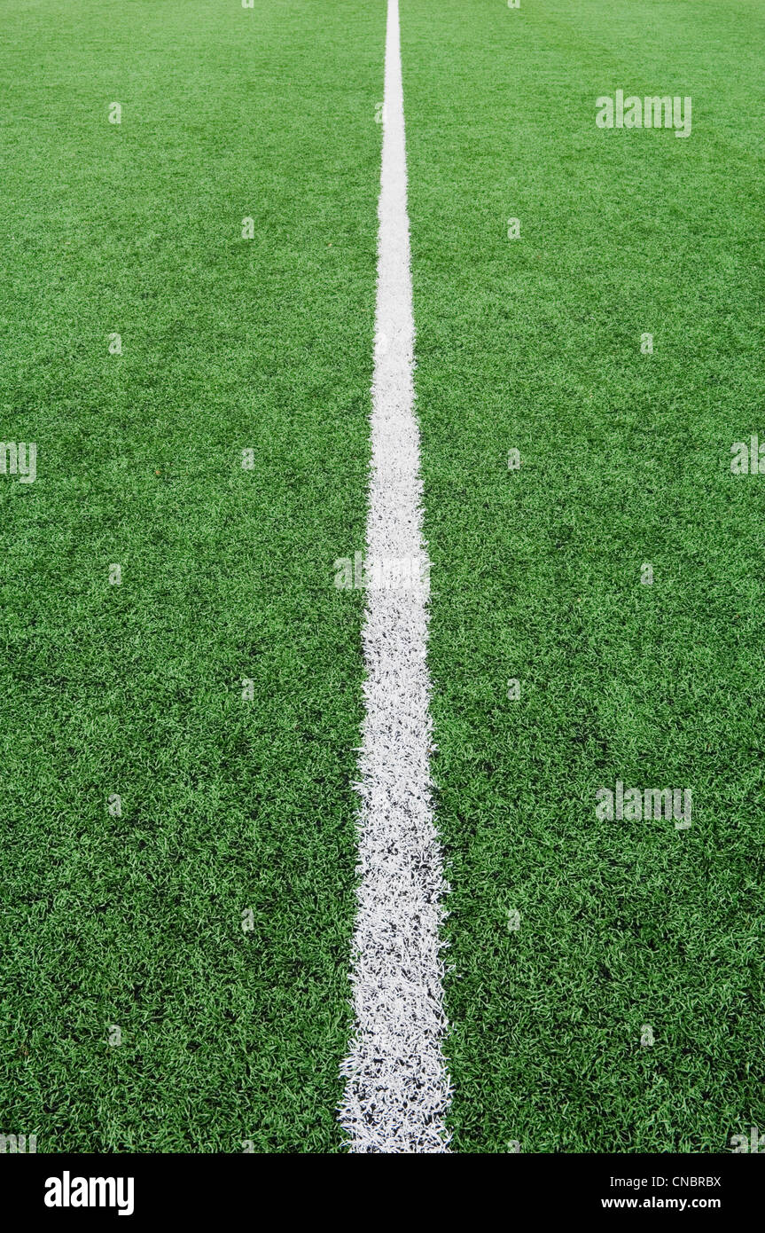 Linea bianca su una scuola astroturf sport di massa. Foto Stock