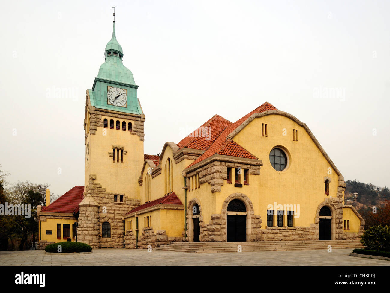 Il tedesco progettato (Kurt Rothkegel 1908) Chiesa luterana, Qingdao, Cina. Formalmente la Chiesa del Vangelo allora la Chiesa Internazionale. Foto Stock