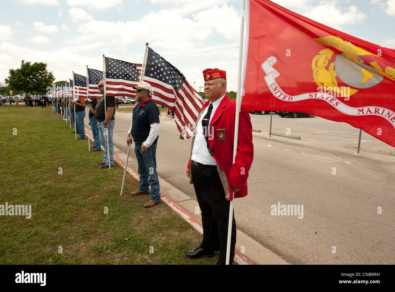 Noi veterani con bandiere al funerale di Austin funzionario di polizia che è stato ucciso nella linea del dazio in una cerimonia completa Foto Stock