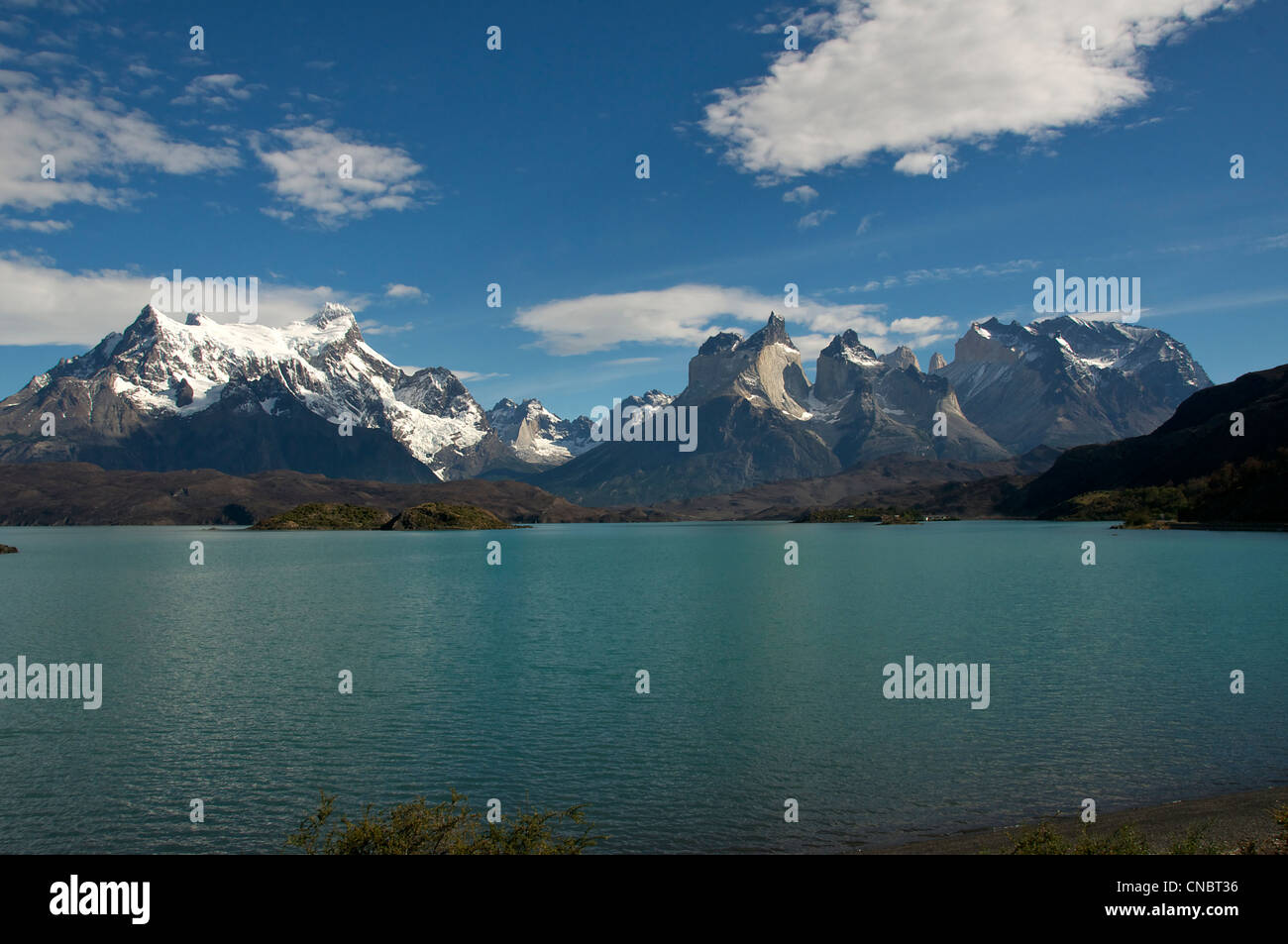 Lago Pehoe con Cerro Paine Grande e Cuernos del Paine Parco Nazionale Torres del Paine Patagonia Cile Foto Stock