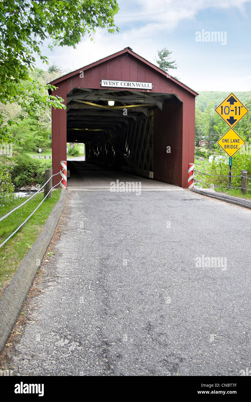 Il vecchio ponte coperto trovata nel West Cornwall Connecticut USA. Foto Stock