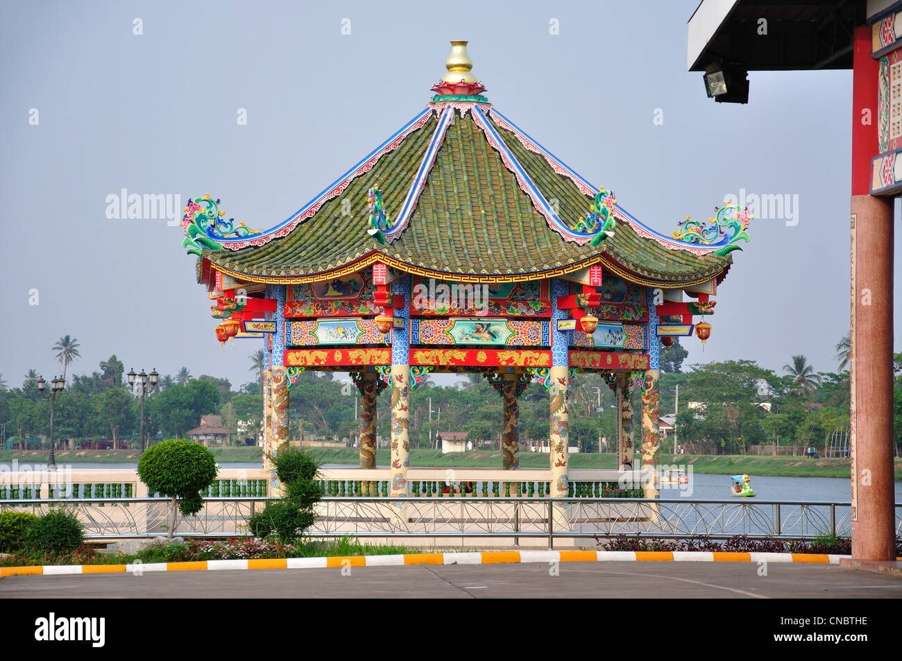 Sanjao Phuya tempio Cinese su di Nong Bua Lago, Udon Thani, Udon Thani Provincia, Thailandia Foto Stock