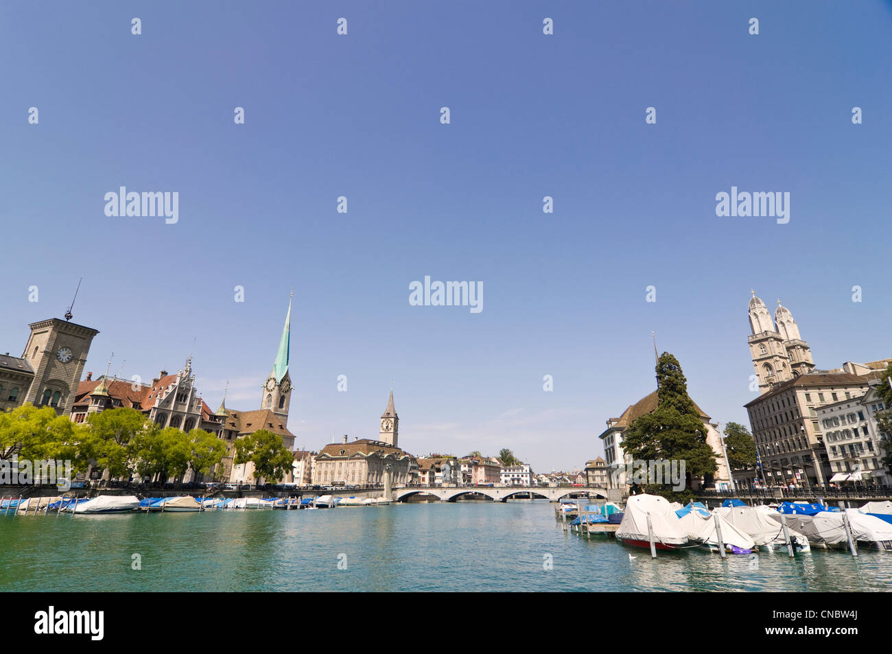 In orizzontale ampia angolazione del mozzafiato dello skyline di Zurigo comprese le guglie di Fraumünster e Grossmunster in una giornata di sole Foto Stock