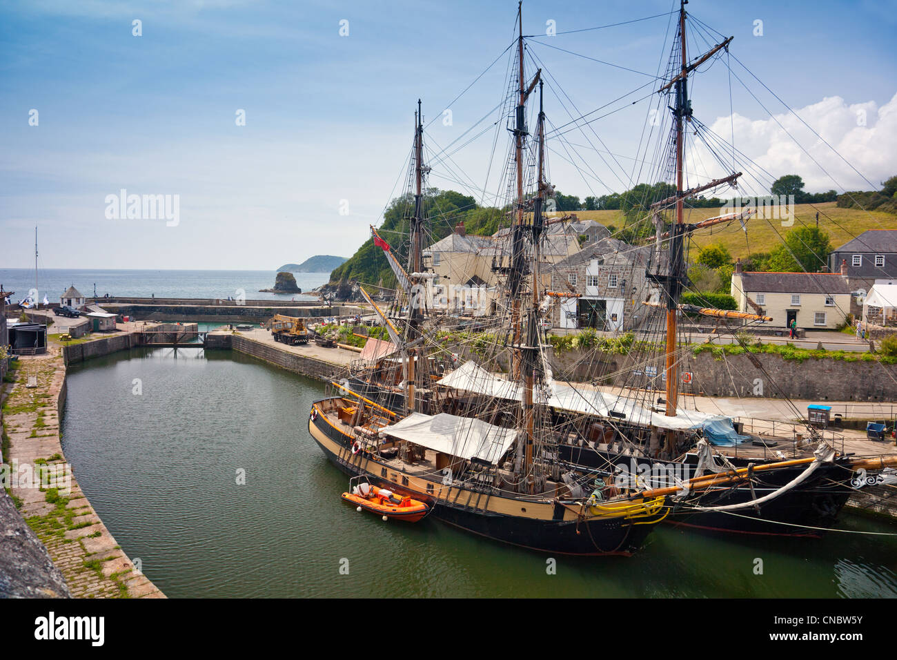 Due tall ships " Kaskelot' e 'Phoenix' ormeggiata nel porto di Charlestown in Cornovaglia, England, Regno Unito Foto Stock