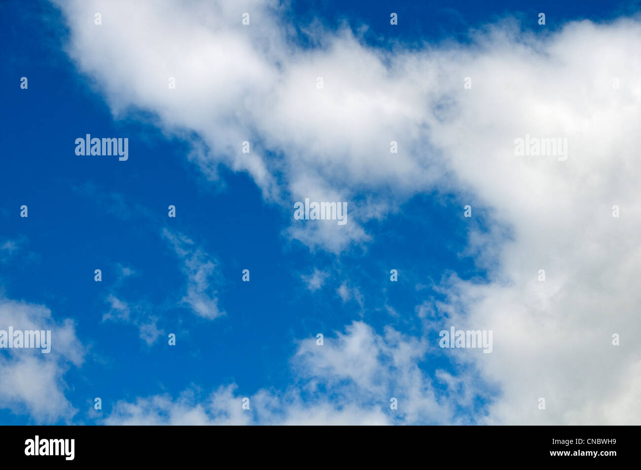 Un cielo blu con nuvole bianche Foto Stock