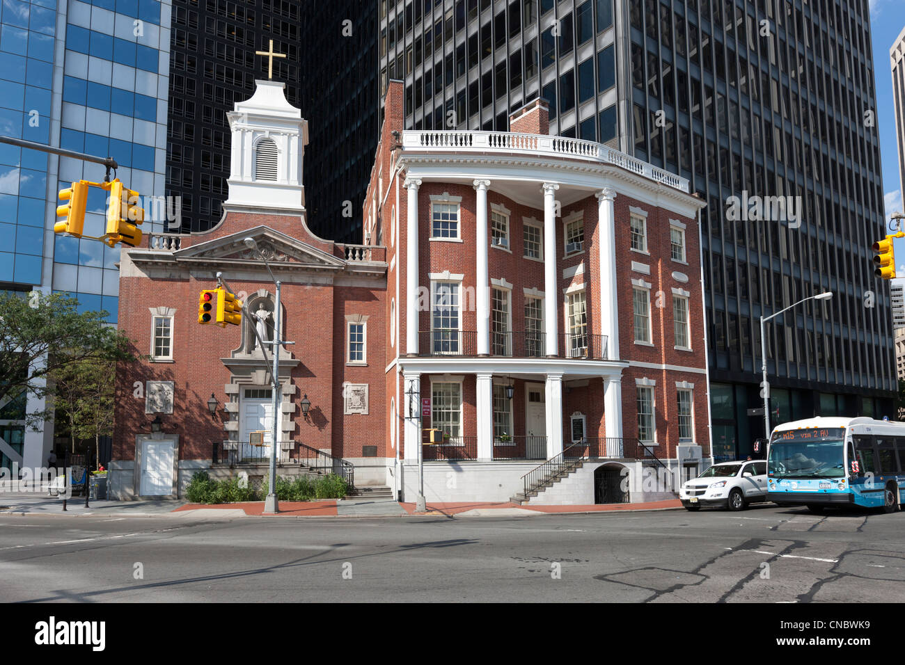Il Santuario di Santa Elizabeth Ann Seton accanto alla storica James Watson House di Lower Manhattan a New York City. Foto Stock