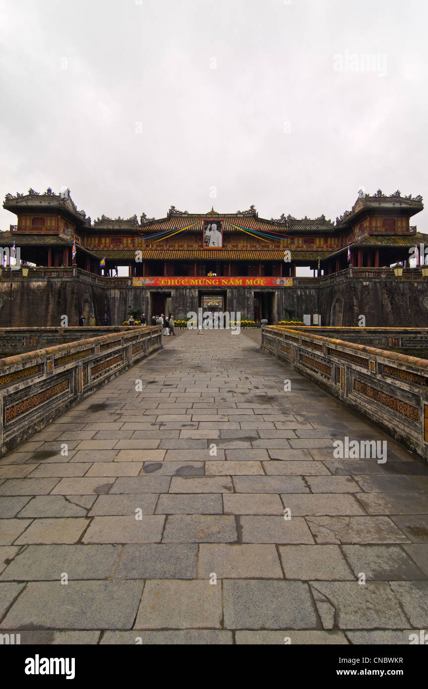 Vista verticale del Palazzo Imperiale di [quello dei Kinh thành Hue] entrata principale, il mezzogiorno o il cancello di mezzogiorno (Ong Mon Gate) nel centro di tonalità, Vietnam Foto Stock