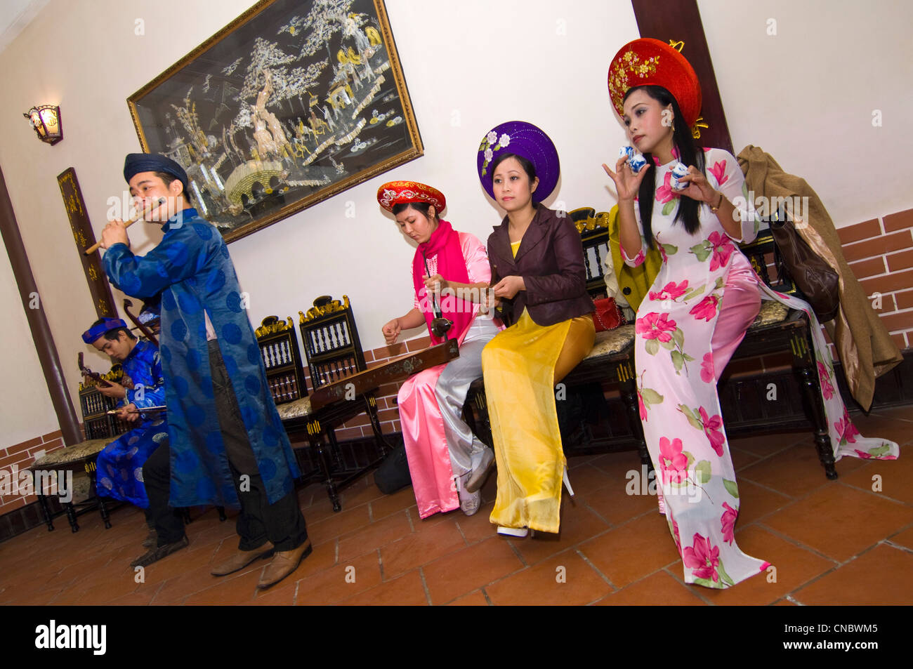 Vista orizzontale di un tradizionale vietnamita troupe di musicisti a suonare e cantare il folclore tradizionale canzoni in costume. Foto Stock