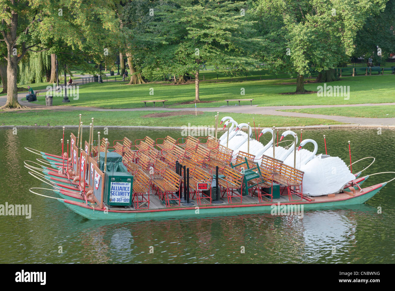 Un vuoto di Swan barca in un lago in Boston Public Garden di Boston, Massachusetts. Foto Stock