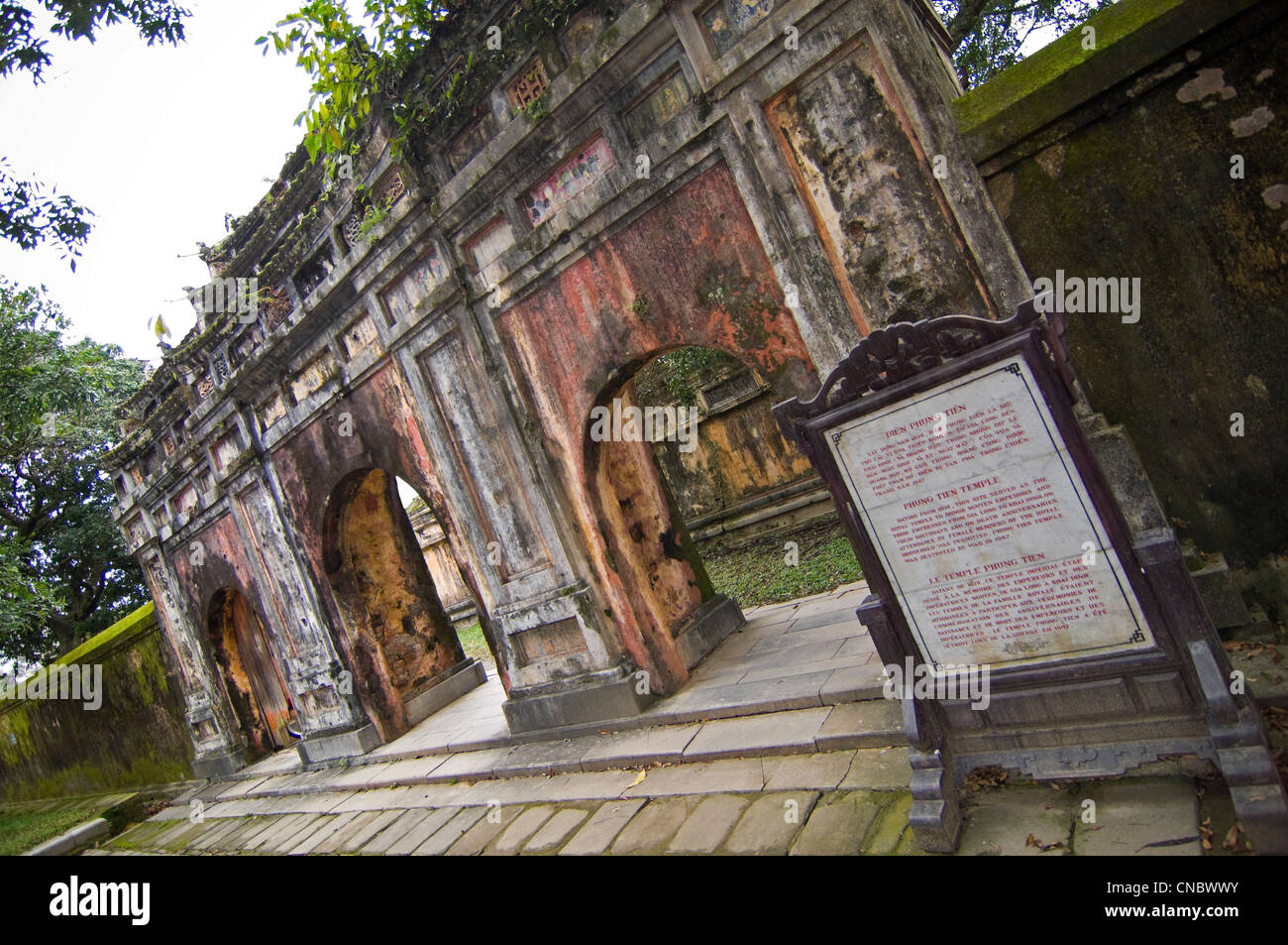 Orizzontale vista angolare di Phung Tien tempio, ancora in uno stato di rovina e distruzione, presso l'Imperial Regio la cittadella di Hue, Vietnam Foto Stock