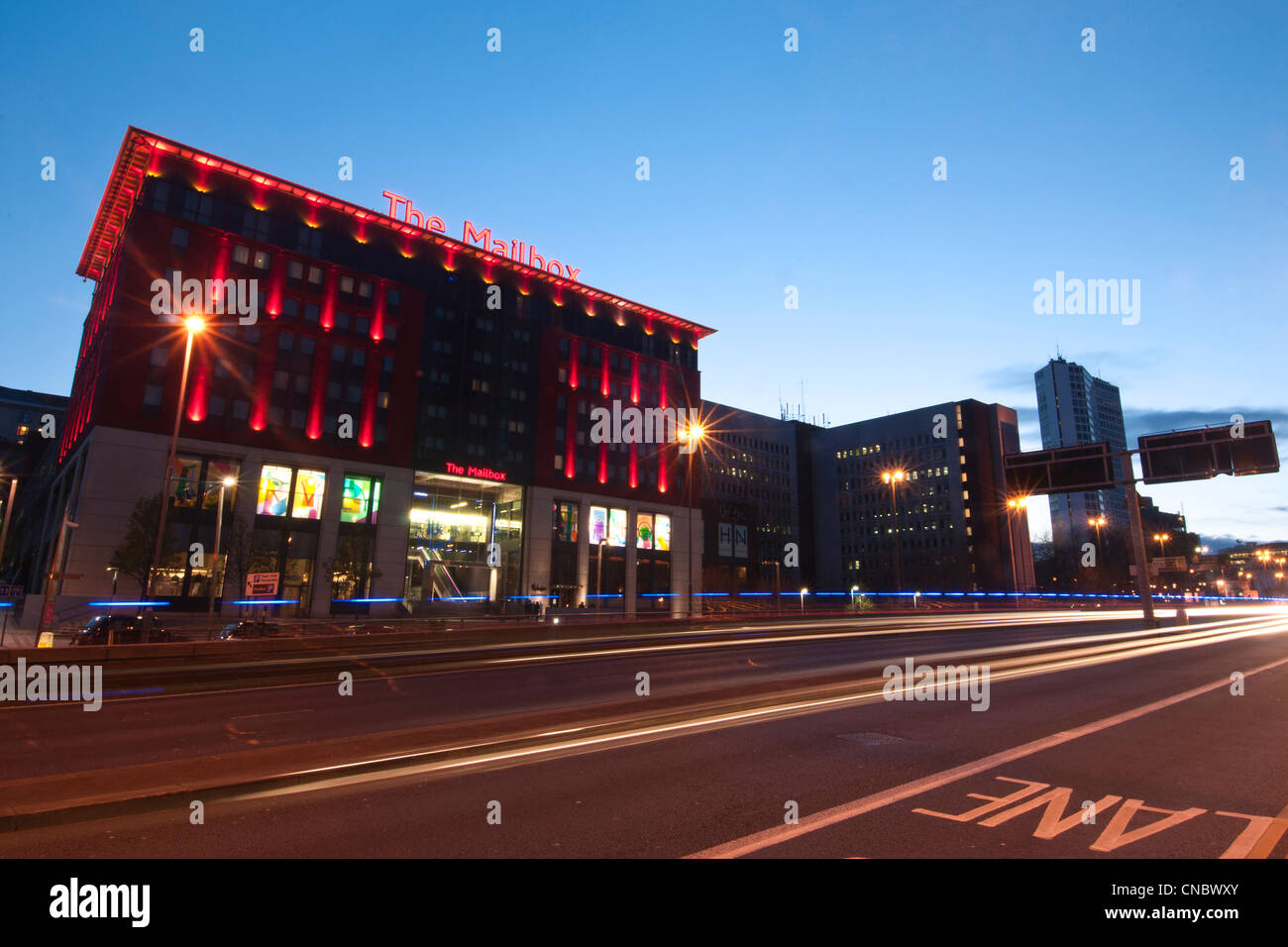 Un'immagine dinamica della Mailbox in Birmingham di notte. Foto Stock