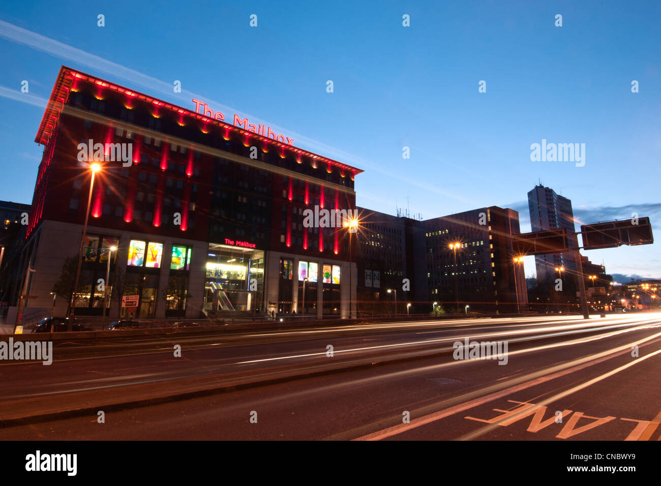 Un'immagine dinamica della Mailbox in Birmingham di notte. Foto Stock