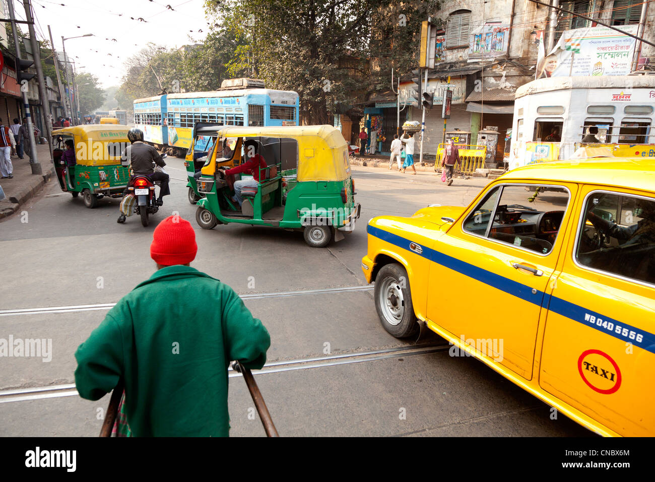 India Bengala Occidentale, Kolkata (Calcutta), vista dal lato tirato rickshaw Foto Stock