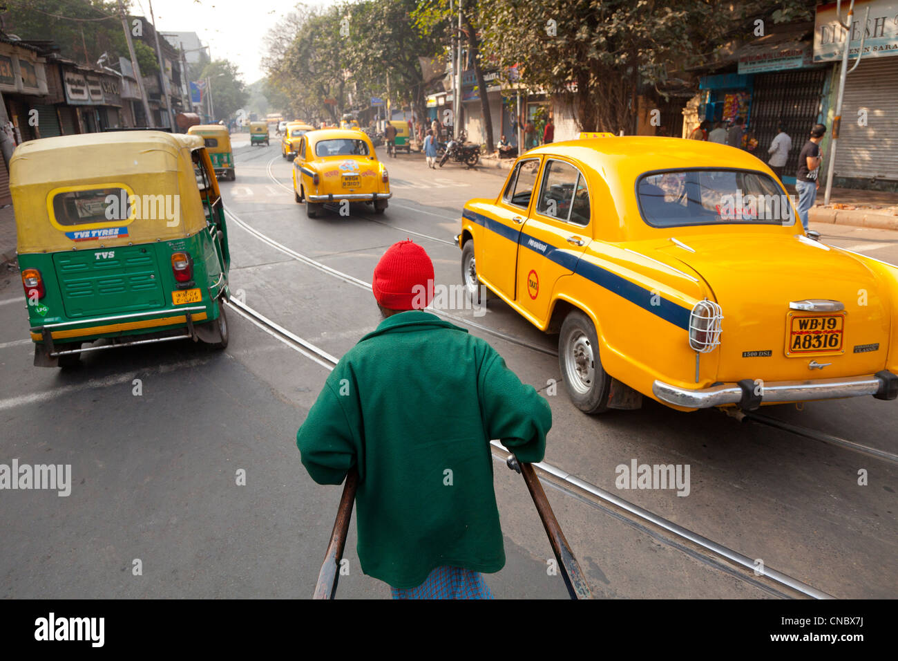 India Bengala Occidentale, Kolkata (Calcutta), vista dal lato tirato rickshaw Foto Stock