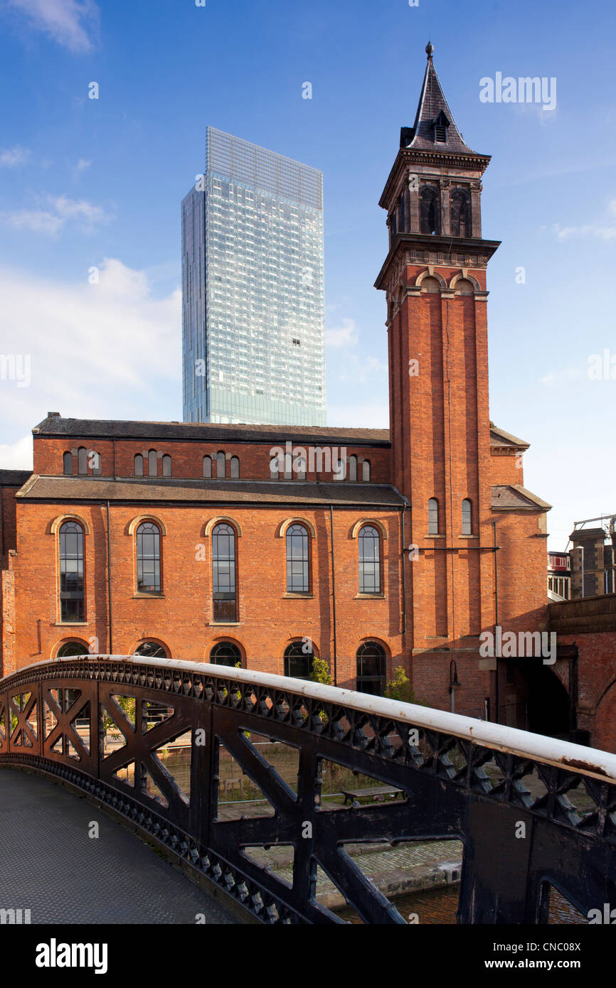 Inghilterra, Manchester, Castlefield, bridge, magazzini vittoriano e moderno grattacielo (Beetham Tower) Foto Stock