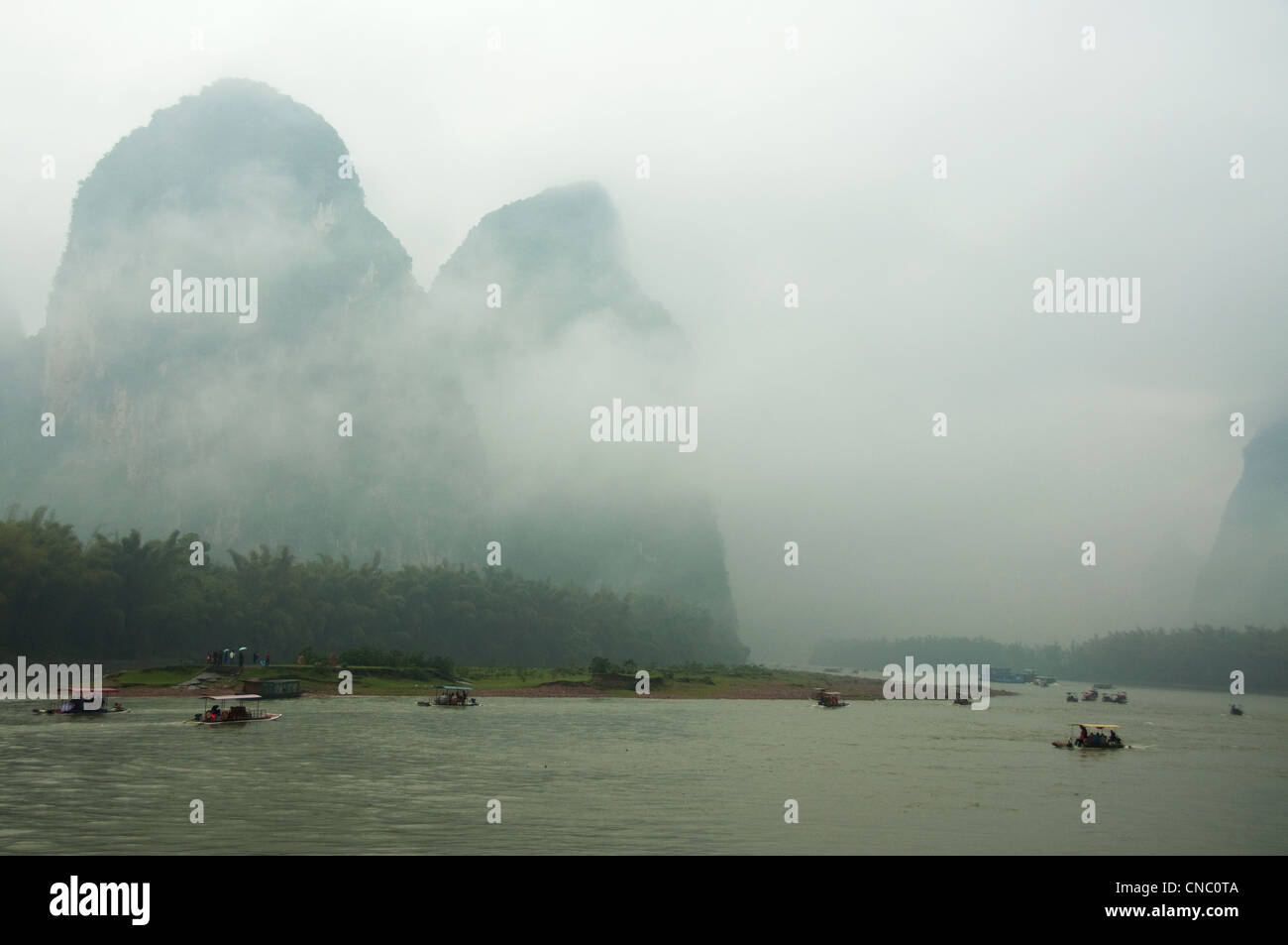 Zattere di bambù crociera sul fiume Li in un giorno di nebbia Foto Stock