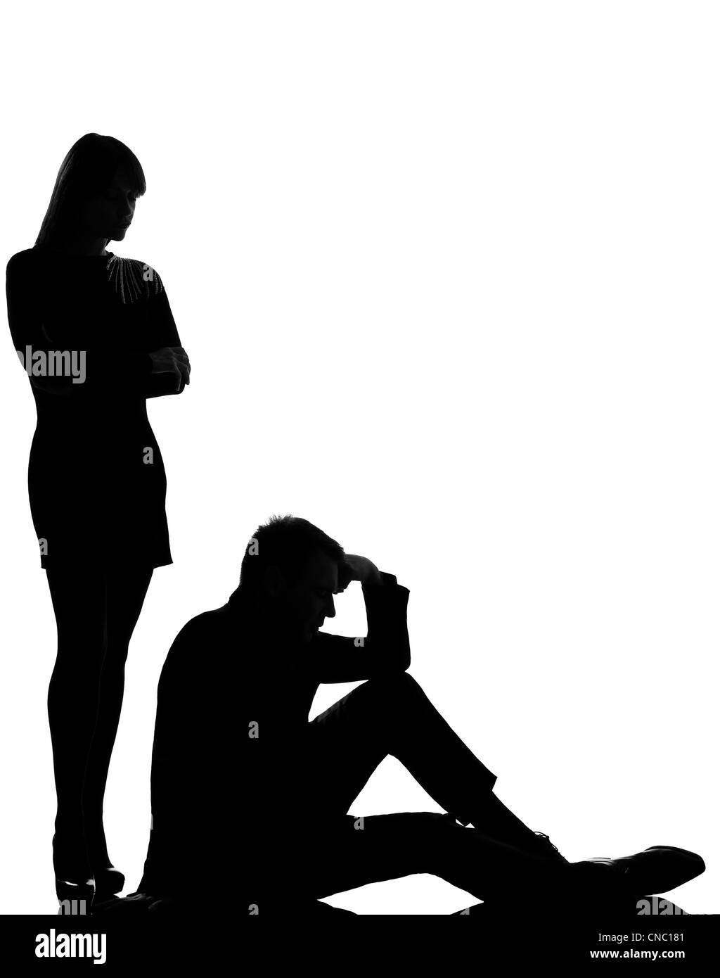 Un caucasian giovane uomo e donna controversia conflitto piena lunghezza in studio silhouette isolati su sfondo bianco Foto Stock