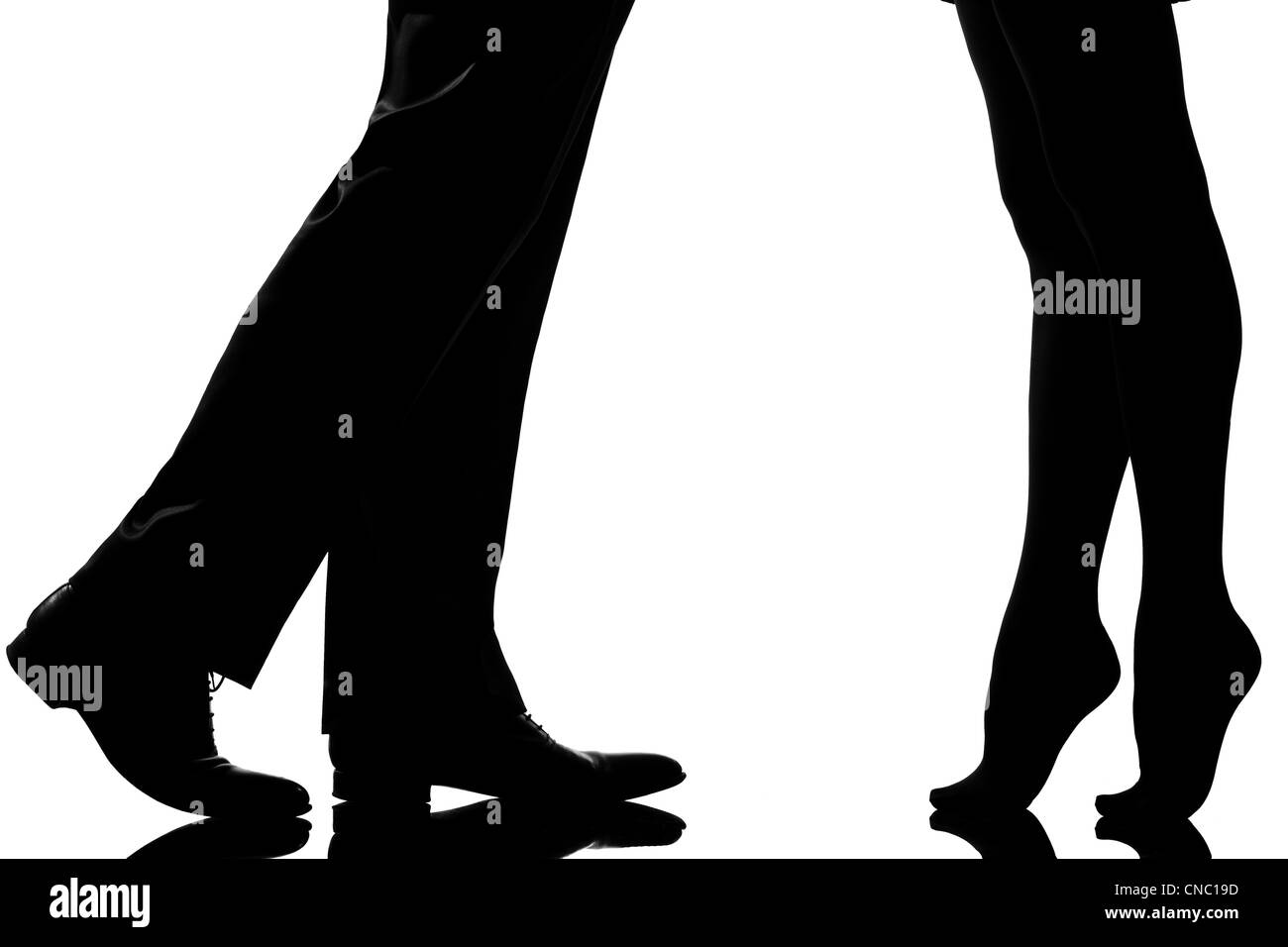 Un dettaglio caucasica gambe piedi giovane uomo e donna gli amanti della punta di piedi teenderness in studio silhouette isolati su sfondo bianco Foto Stock