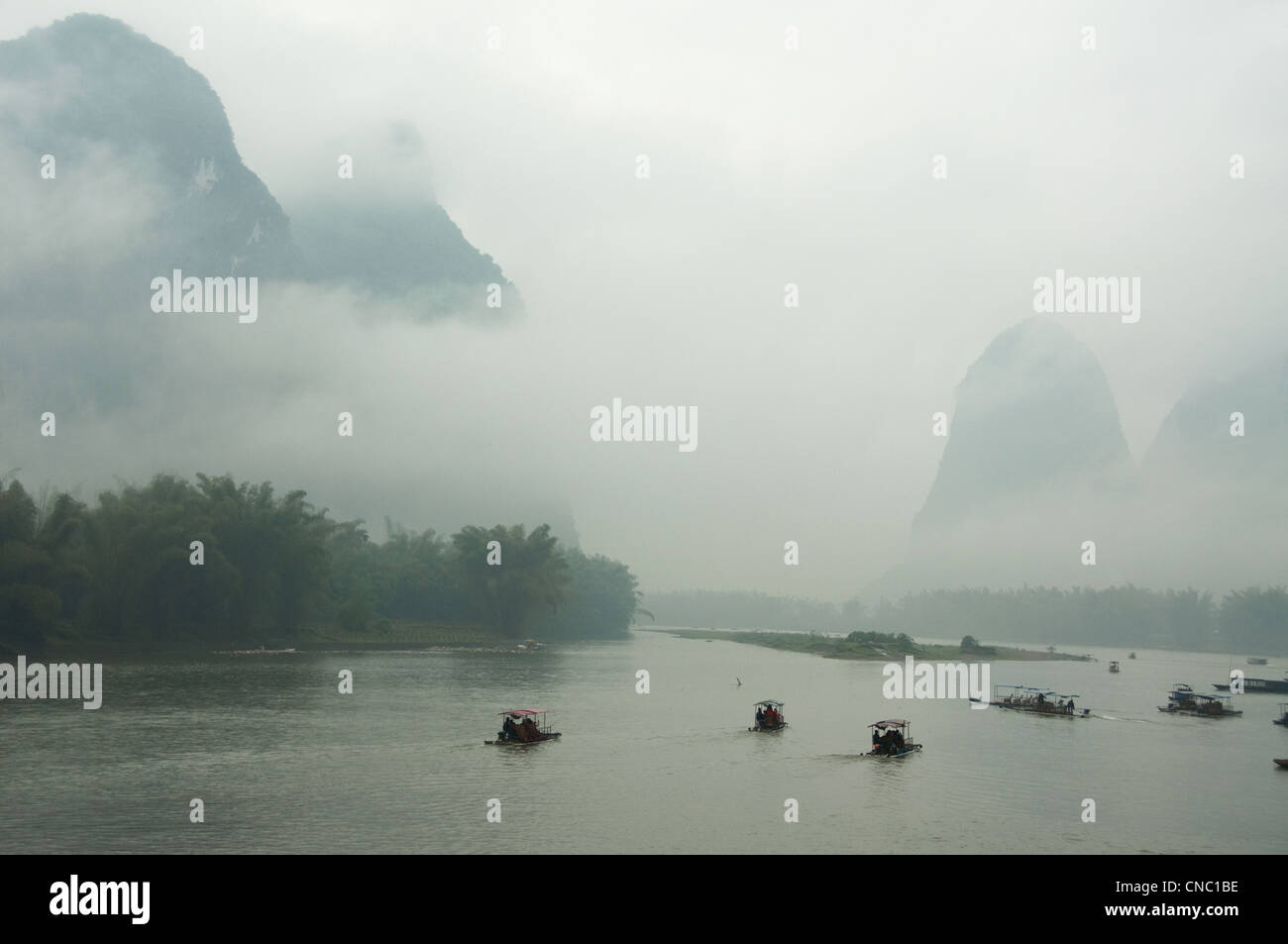 Zattere di bambù crociera sul fiume Li in un giorno di nebbia Foto Stock