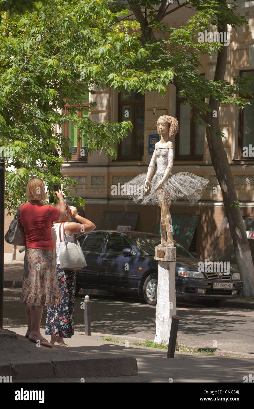 Ballerina scolpita da un albero morto nell'angolo di Striletska e strade Strilenska, Kiev, Ucraina, l'Europa. Foto Stock