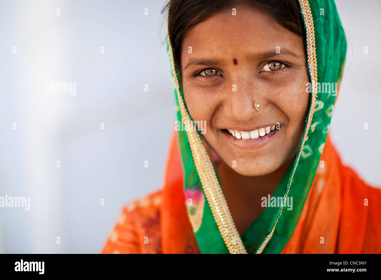 India Rajasthan, Pushkar, ritratto di una giovane cantante femminile da una famiglia zingara Foto Stock