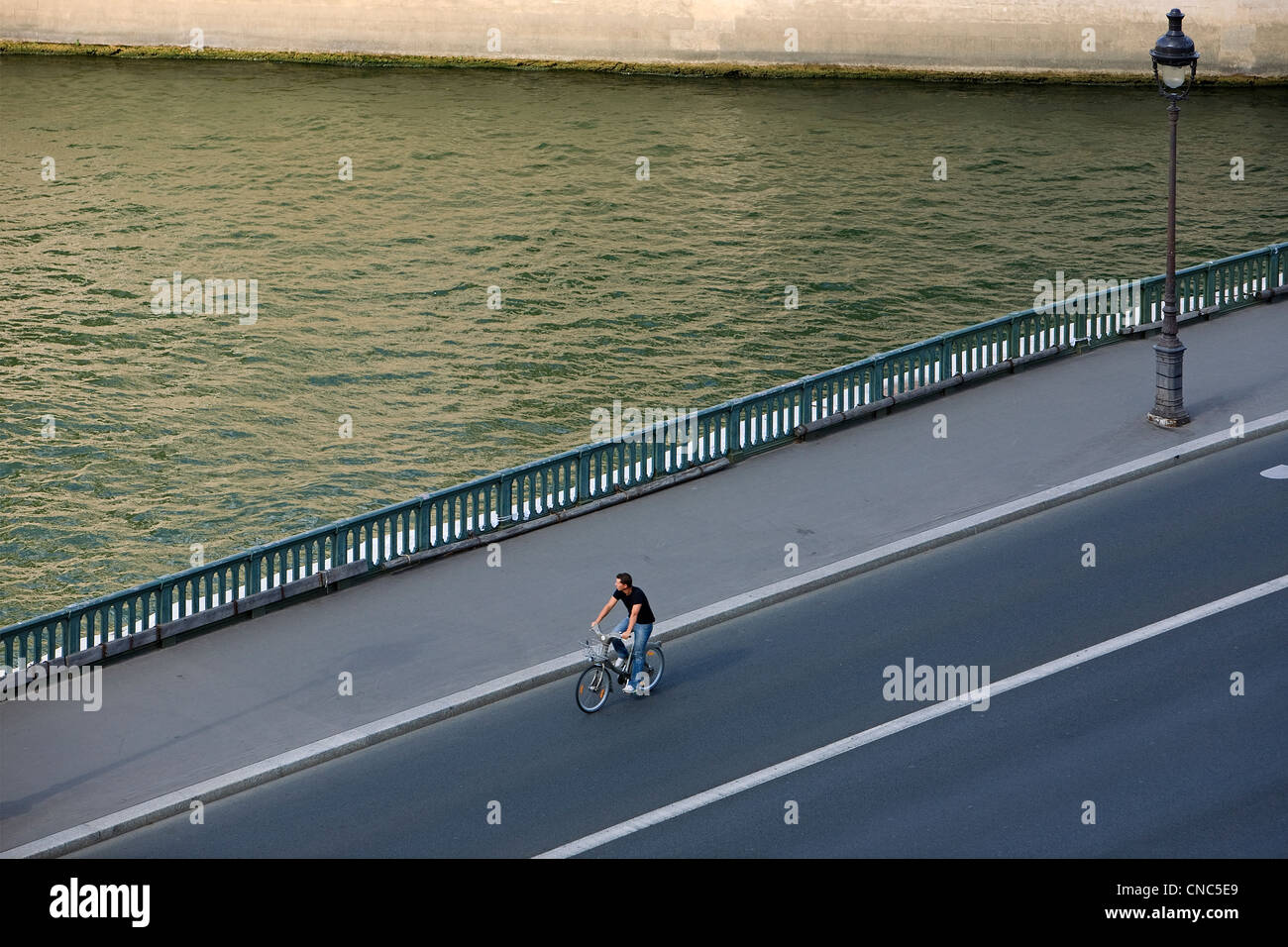 Francia, Parigi, le sponde della Senna, classificato come patrimonio mondiale dall' UNESCO, l uomo in sella ad una bicicletta sul Pont de Sully Foto Stock