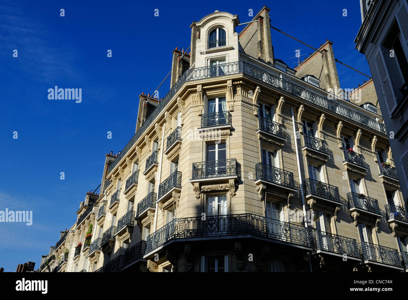Francia, Parigi, Haussmann tipo di edificio in rue Pierre Guerin Foto Stock