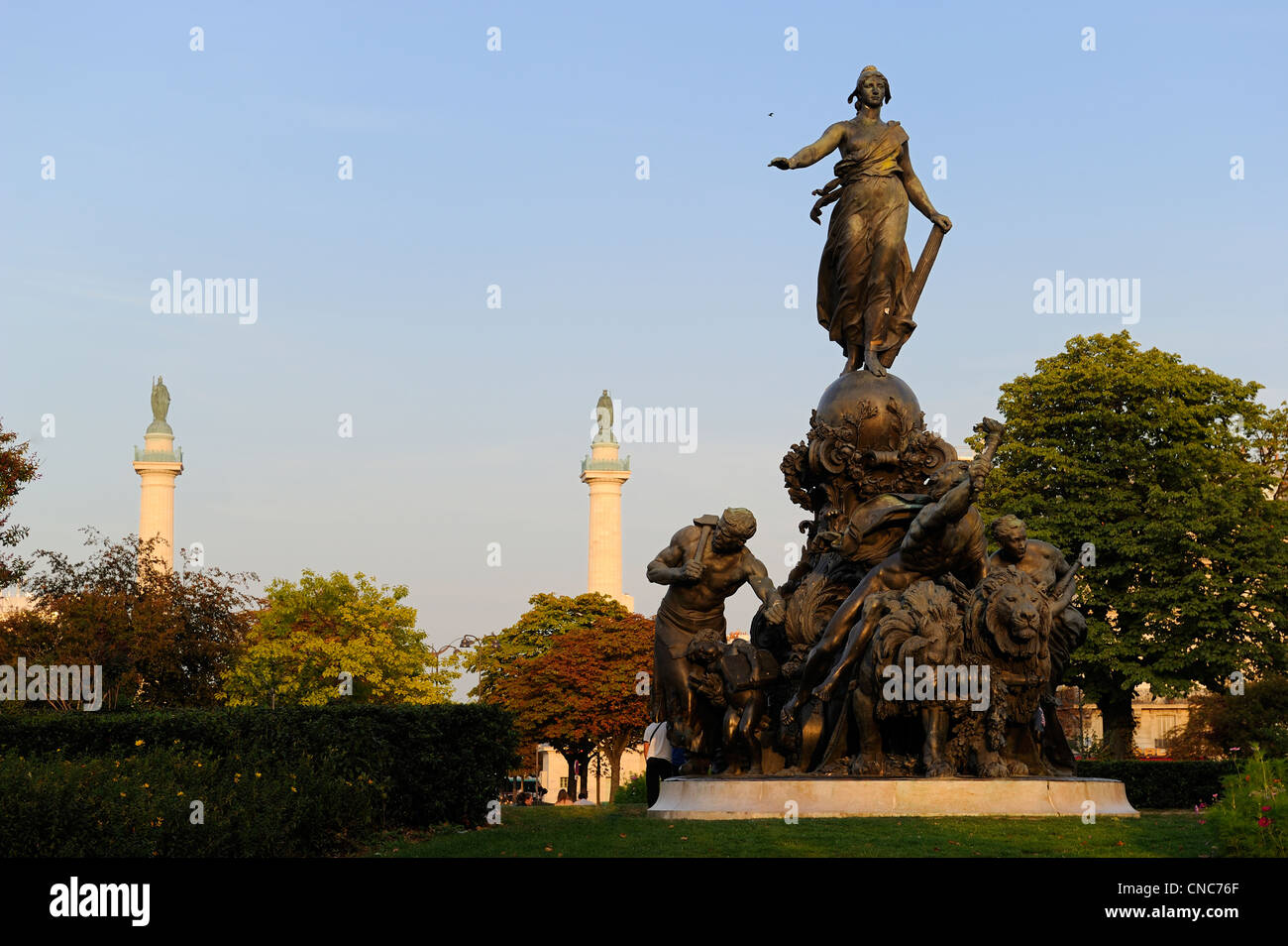 Francia, Parigi, Place de la Nation, il Trionfo della Repubblica è un gruppo bronzeo ordinati nel 1879 e realizzato dallo scultore Aime Foto Stock