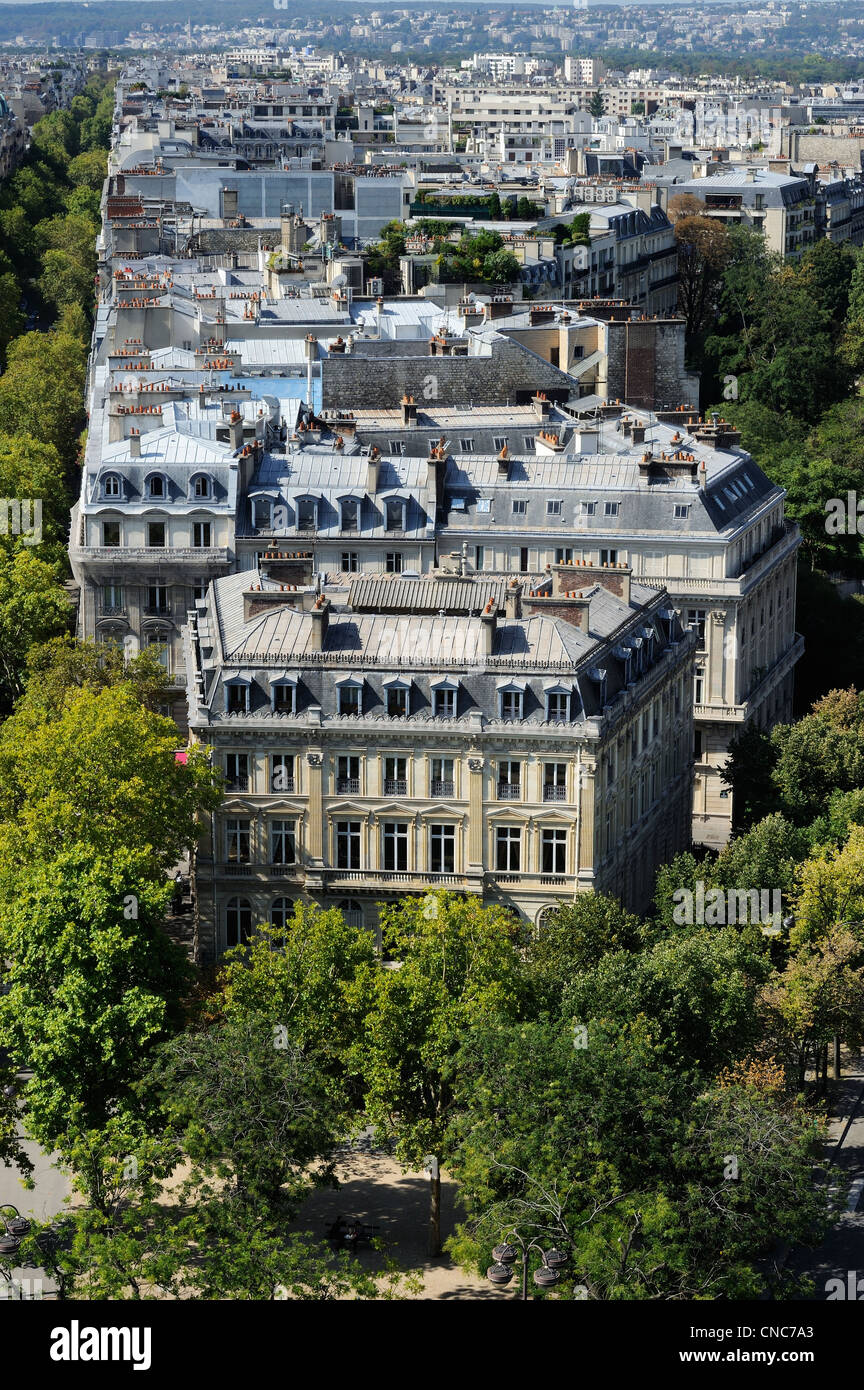 Francia, Parigi, Haussmann tipo di edificio ad angolo di Foch e Victor Hugo Avenue visto dalla parte superiore dell'Arco Trionfale Foto Stock