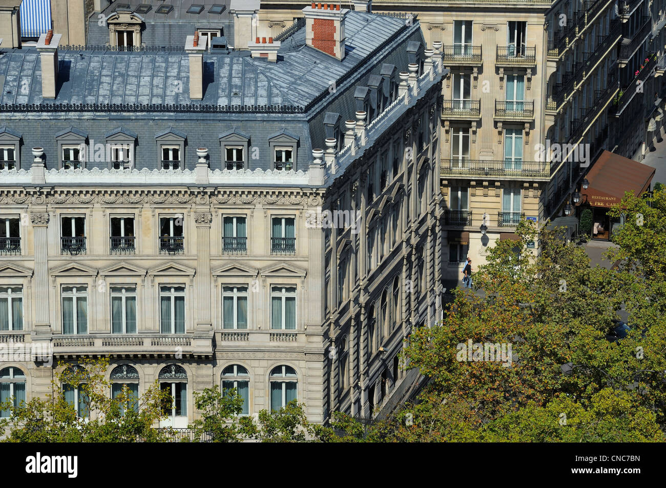 Francia, Parigi, Haussmann tipo di edificio sulla place de l'Etoile all'angolo di Avenue Carnot visto dalla cima del Foto Stock