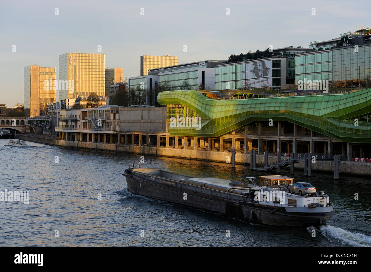 Francia, Parigi, Quai d'Austerlitz, Cite de la Mode et du Design, edifici industriali degli ex magazzini Generaux rinnovato Foto Stock