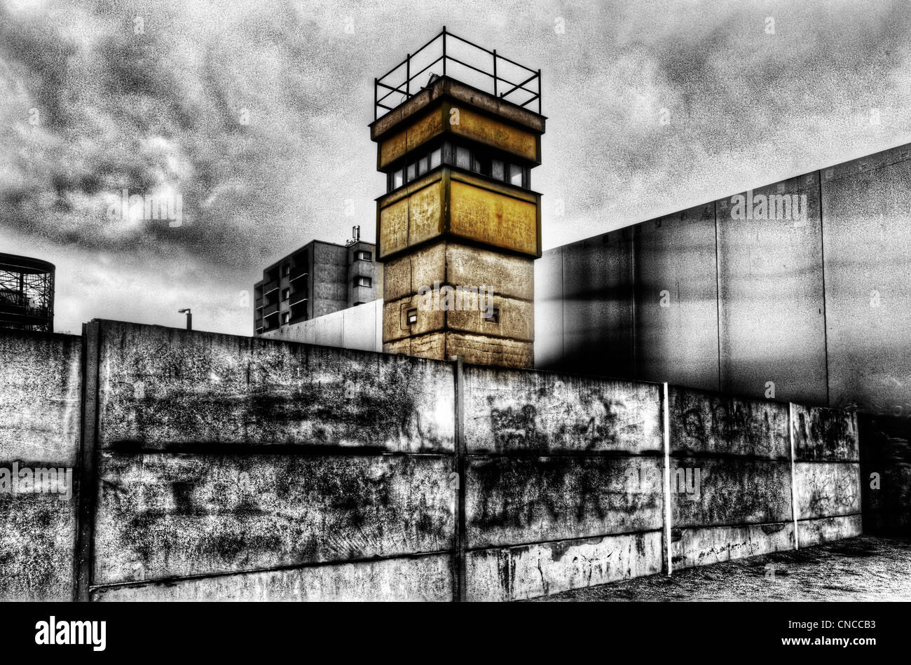 Una torre di guardia presso il Muro di Berlino in Germania Foto Stock