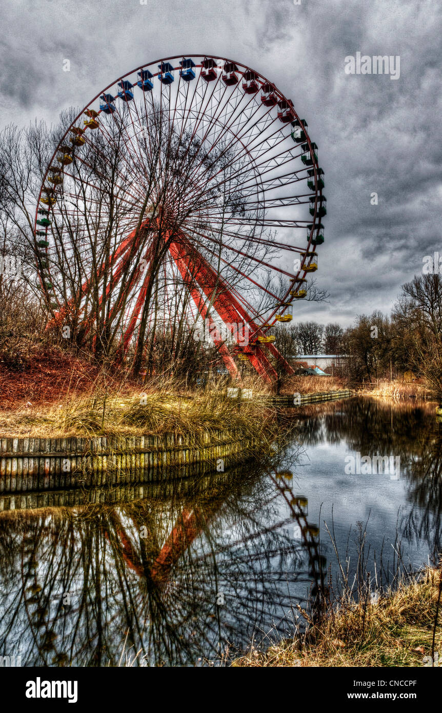 Una grande ruota a un parco di divertimenti abbandonato nel Parco Treptower (aka Spreepark) nella ex Berlino Est Foto Stock